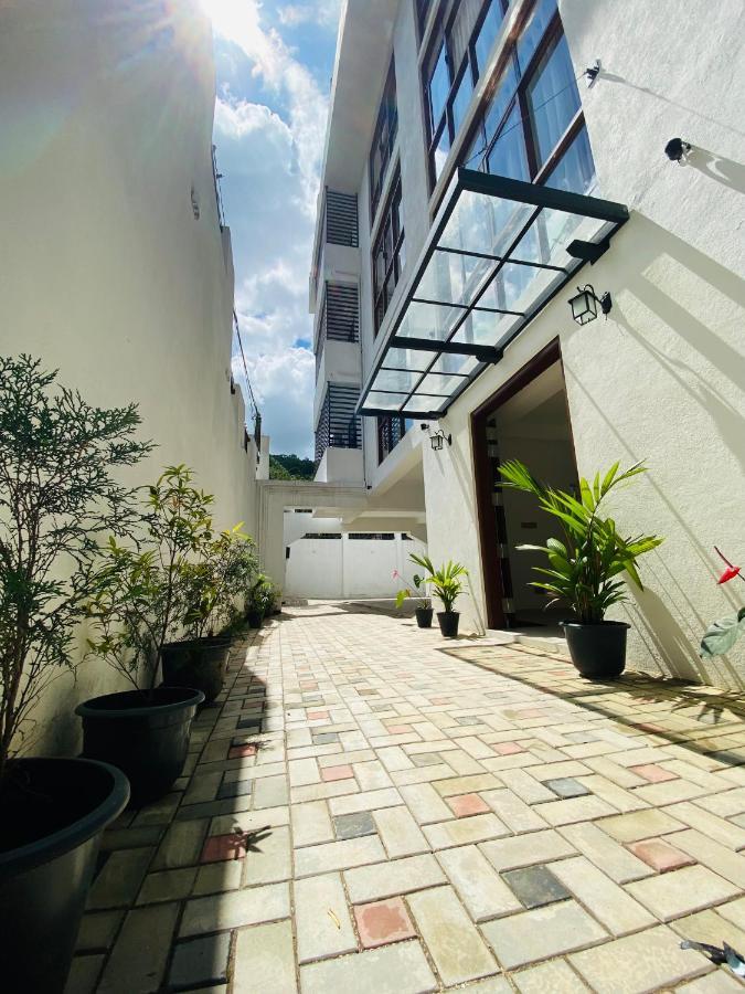 Aurelia Inn Kandy Bagian luar foto